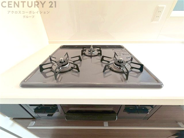 多数の調理器具を同時に使用でき、料理の効率化が可能。省エネで節約になり、様々な料理スタイルに適応できます。また、火力調整が独立しており、手入れや掃除もしやすく、今よりもっとお料理が楽しくなるかも。