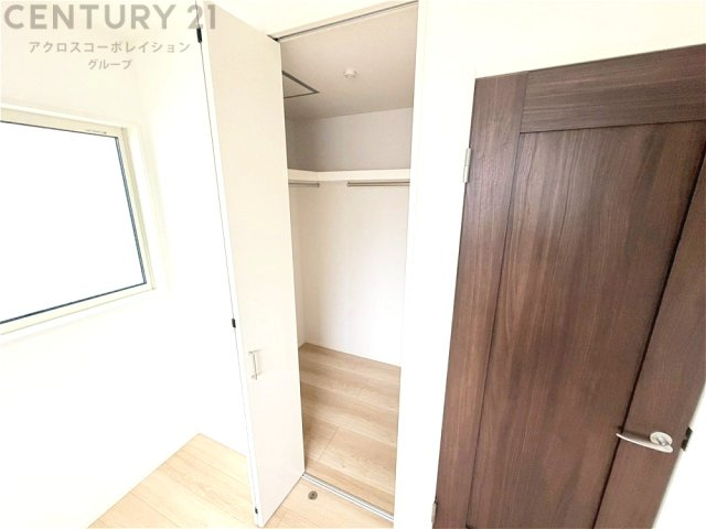 収納力が高く洋服や小物を整理しやすく、更衣室のように使え、部屋がすっきり保てます。収納の配置を自由に調整でき、換気性が良く防湿・防虫対策も可能。快適で機能的な生活空間を実現できます♪