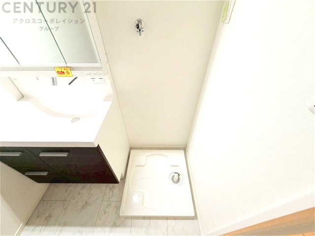 洗濯物の仕分け作業がしやすく、整理整頓が容易になります。洗濯音や湿気を他の部屋に持ち込まず、生活環境を快適に保ちます。上部を活用すれば収納スペースを確保でき洗剤や洗濯用品の整理もしやすくなります。