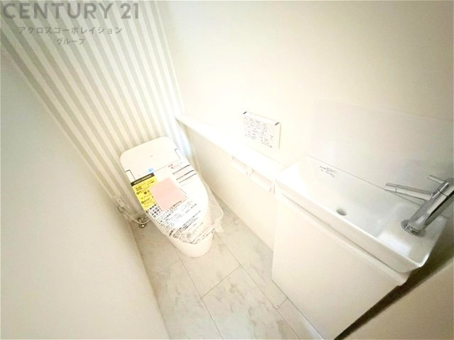 温水洗浄便座付トイレは温水洗浄機能により、暖かい水でおしりを洗浄することができ、冷たい水を使う従来の便座に比べ、温水洗浄機能で暖かいトイレを提供し、快適な使用を可能にします。