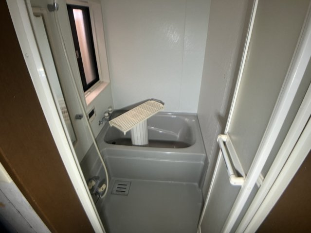 寝室でゆっくりと過ごすためにはベッド周りの適度な空間を担保することや窓の位置、照明の明るさ、寝室の広さなどを考える必要があります。自身や家族の構成とライフスタイルに併せて寝室にする部屋を選びましょう！