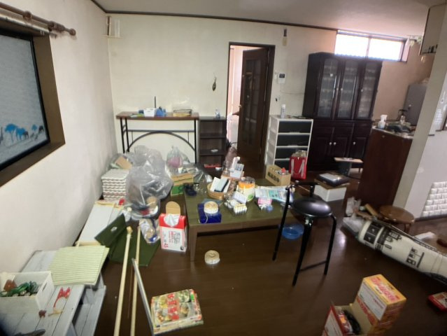 玄関は家の顔でもあり、家族以外の目にも止まる場所です。玄関は外との間を仕切る扉、靴などをしまっておく収納スペース、靴脱ぎのたたきスペース、来客とのやり取りをするドアホンなど複数のアイテムからなります。