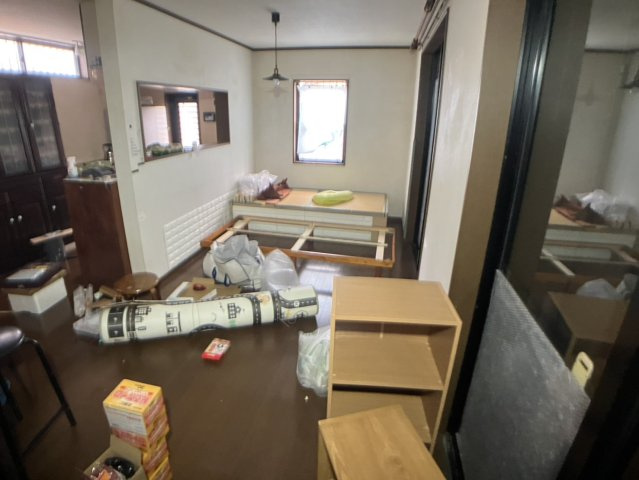 バルコニーは、室外の専用スペースのうち、「屋根がなく開放された空間」であるものを指します。ベランダより広いタイプのものが多く、日当たりもよいため家庭菜園などを楽しみたい人にとって適した環境となります。