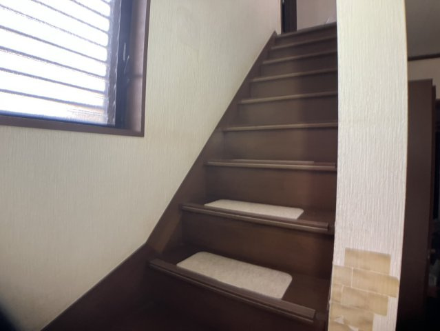 住宅用の土地では前面道路に2m以上接していなければならないと法律で定められています。しかし、お持ちの車のサイズやライフスタイルなどにより、2mでは利便が悪い場合もございますので、事前に確認しましょう。