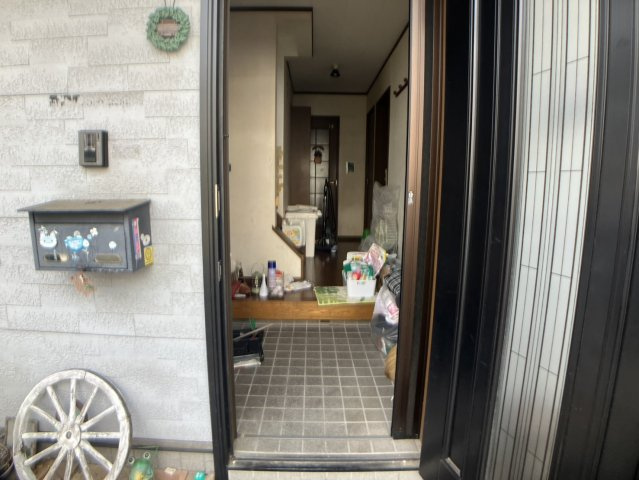 多くの戸建て住宅で見かける洗面脱衣所は、洗面台と洗濯機が2畳ほどのスペースに並べられていて、洗面所が脱衣所を兼ね備えている間取りが一般的です。お客様が利用することもある、パブリックな空間でもあります。