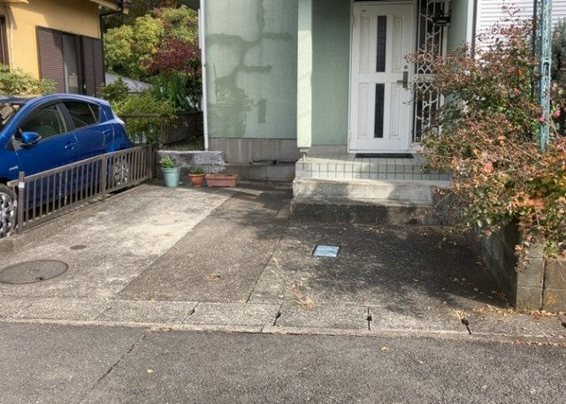車一台あたりに必要なスペースは、標準サイズの普通自動車で横幅2m50cm、長さ5mは必要になります。ただし、乗降のことも考慮して横幅3m30cm、長さ5m50cmほどは確保できるところを選びましょう。