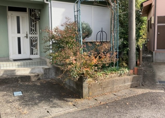 庭のある家に住むことのメリットとして、子どもたちの遊び場を確保できること、ガーデニングや家庭菜園を楽しめること、明るさを確保できることがあります。また、配置を工夫することでプライバシーが確保できます。