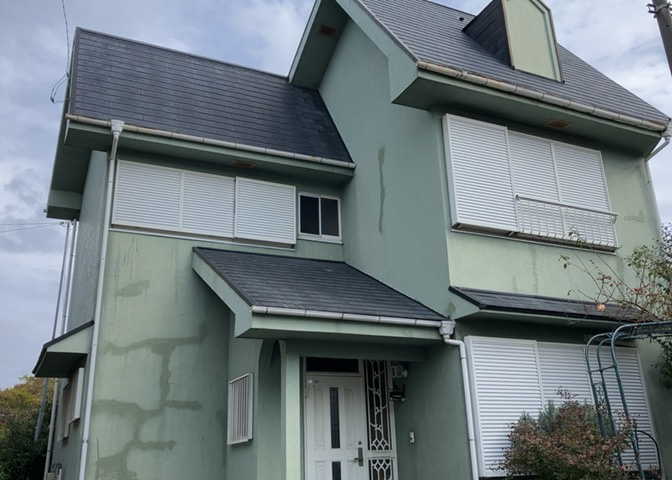 バルコニーは、建物内から室外へ楽に出入りできる便利なスペースです。また、バルコニーには手すりを付けることが義務付けられており、手すりの高さは110cm以上で施工することが建築基準法で定められています。