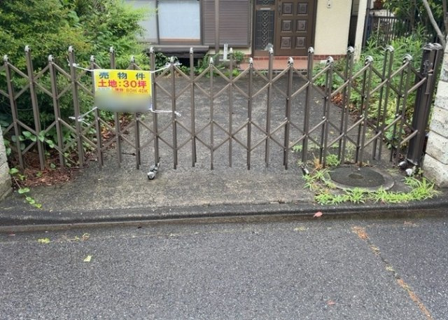土地の面積＝住宅面積ではありません。建ぺい率の問題などで、土地のある場所によって住宅を建てられる面積は限られています。高さもしかり、「土地」という言葉の中には、建築条件も含まれると考えておきましょう。