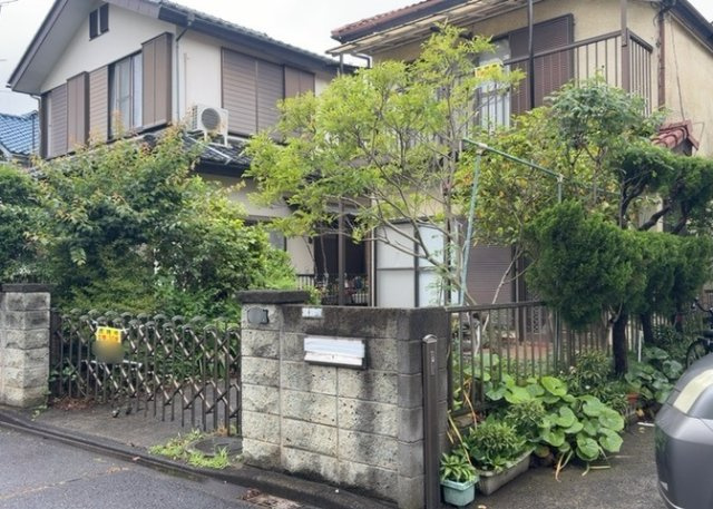 土地の前の道路に消火栓が設置されていることがあります。この場合、道路交通法第45条第1項により、駐車禁止の場所が指定されています。そのため、車庫などの駐車スペースをつくることができない場合があります。