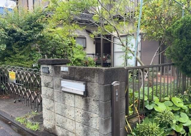 現地に行くなら、物件の周囲の地形がどうなっているかを見ることも大切です。周辺より低くなっている土地では、大雨などで水が集まりやすいため、地盤が弱くなっているということも考えられるため、注意が必要です。
