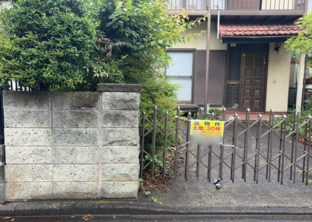 土地購入を検討されている場合、境界杭がない状態で購入してしまうと境界確定測量をする必要があり、費用がかかります。購入の前に、売主、隣土地所有者立ち合いのもと境界を確定し境界杭を設置するのがベストです。