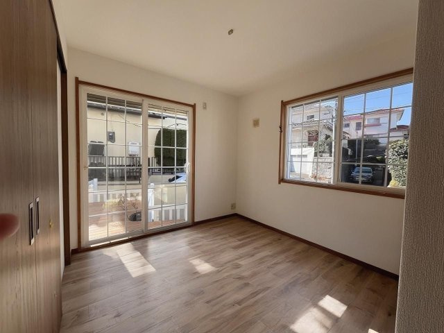 本画像は一部加工をしています　1階、2面採光の4.5帖洋室