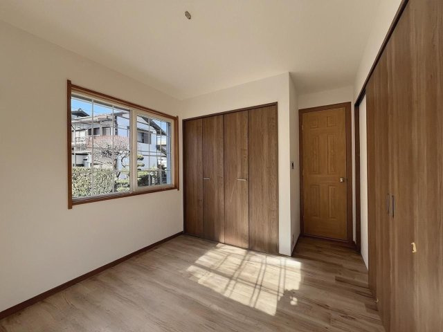 本画像は一部加工をしています　1階、2面採光の4.5帖洋室