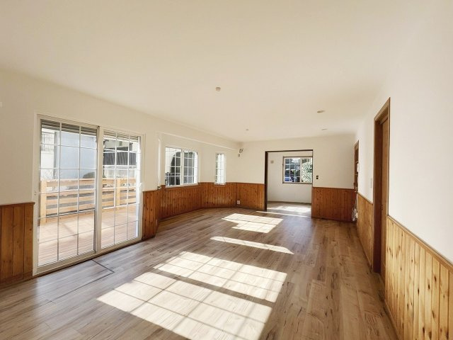 本画像は一部加工をしています　キッチン側から4.5帖の洋室側、陽当り・通風良好のLDK