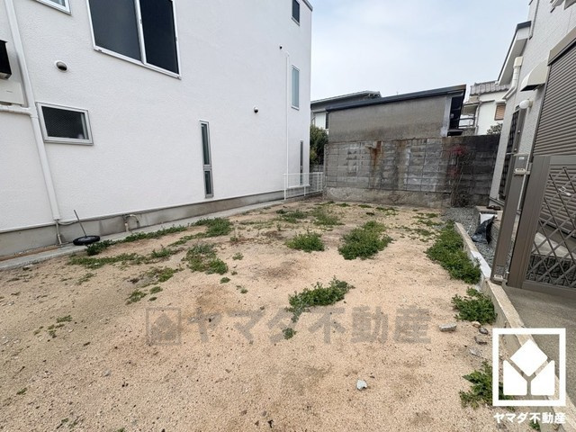 参考プランは3階建て1SSLDK（納戸は居室利用可）。インナーガレージ付き。システムキッチン、ウォシュレット、浴室暖房乾燥機、全居室ペアガラス、食器洗い洗浄機などの設備込みで建物1699万円となります