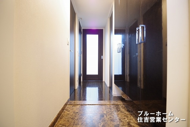 大型のシューズボックスのある玄関です！