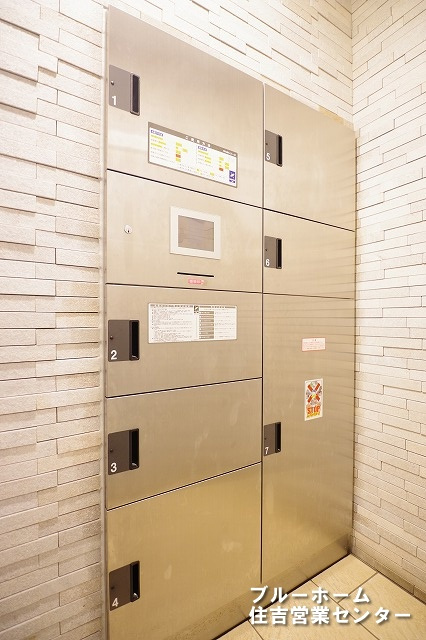 宅配ボックス完備！日中にお受け取り出来ない荷物の受け取りができます！