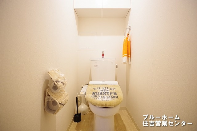 収納棚付きのお手洗いです！温水洗浄便座付きです！