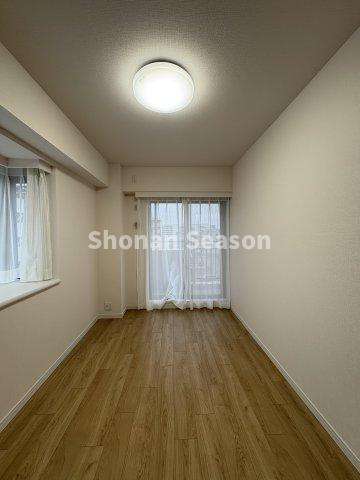 明るい洋室は、寝室や子ども部屋としてもおすすめです。