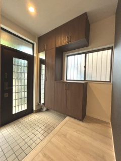 日が差し込む明るい玄関です。