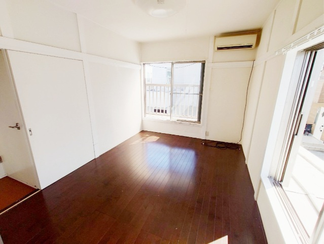 バルコニーに面した明るい洋室。全居室2面採光でお部屋が明るいです