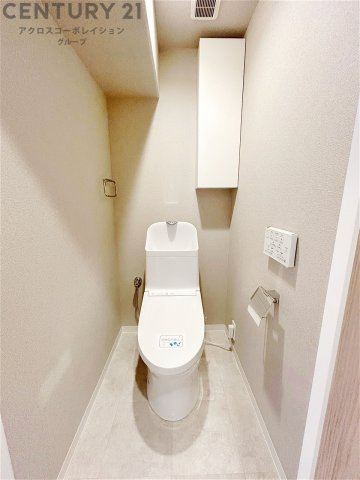温水洗浄便座付トイレは温水洗浄機能により、暖かい水でおしりを洗浄することができ、冷たい水を使う従来の便座に比べ、温水洗浄機能で暖かいトイレを提供し、快適な使用を可能にします。　
