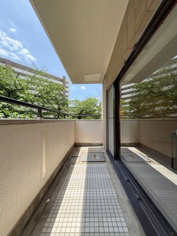 リビングに面した、角部屋ならではの開放的なバルコニー。外の心地よい風や光をダイレクトに感じられます。
