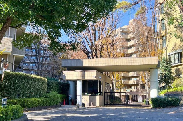 どっしりとした門構えが印象的なマンションエントランス。24H有人管理で防犯面も安心です。