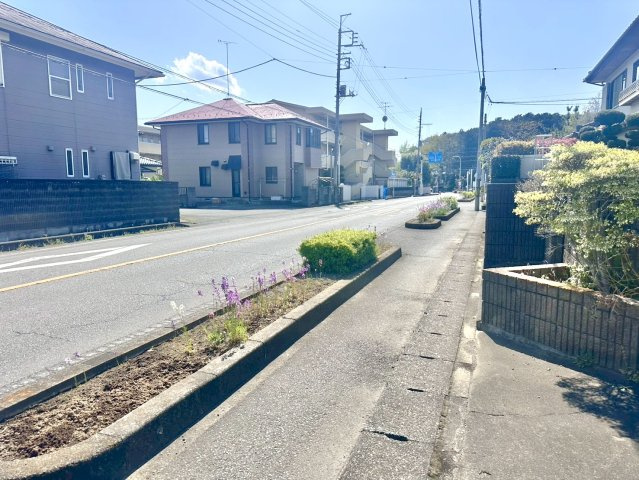 ■外観｜周囲の見渡しが良く、車の出入りの際も安全確認がしやすいため、小さなお子様がいるご家庭でも安心です。