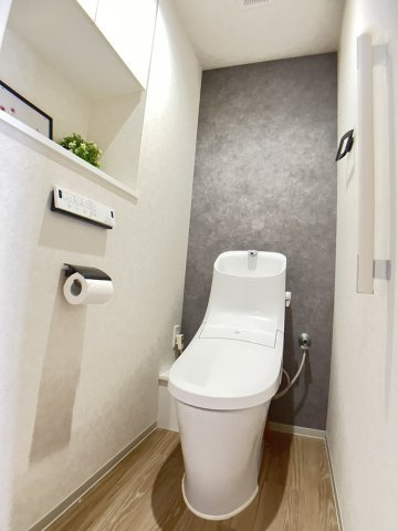 トイレには快適な温水洗浄便座付き！