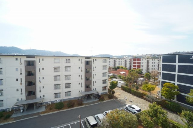 開放感あふれる眺望が広がり、遠くまで見渡せる心地よい住空間。爽やかな光と風を感じながら、日々の暮らしにゆとりと癒しをもたらします。四季折々の景色を楽しめる、贅沢なロケーションも魅力です。