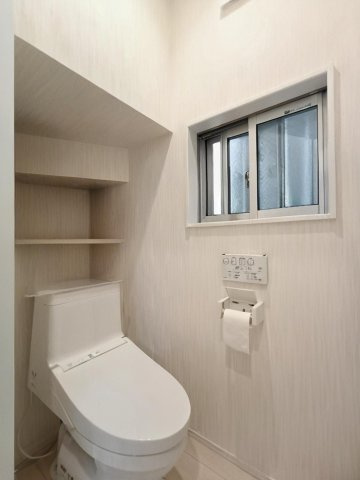 【トイレ】　清潔感のある明るいトイレ空間で、窓からの採光もあり、来客時にも安心してご案内できます。　※CG加工による空室イメージです。