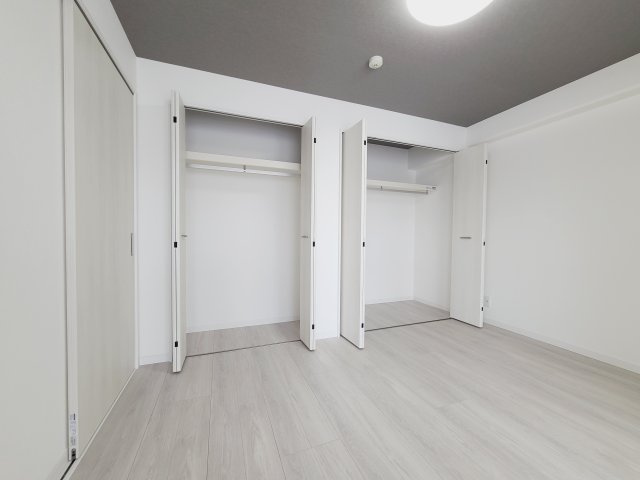 〇ワイドクローゼット付の広い居室。バランスよく配置された窓から緩やかな陽が射しこんできます。