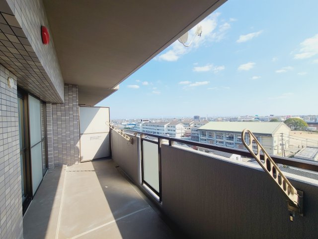 〇気持ちのいい空が見渡せる広いバルコニー。爽やかな風を感じて、心躍る素敵な暮らしがはじまります。