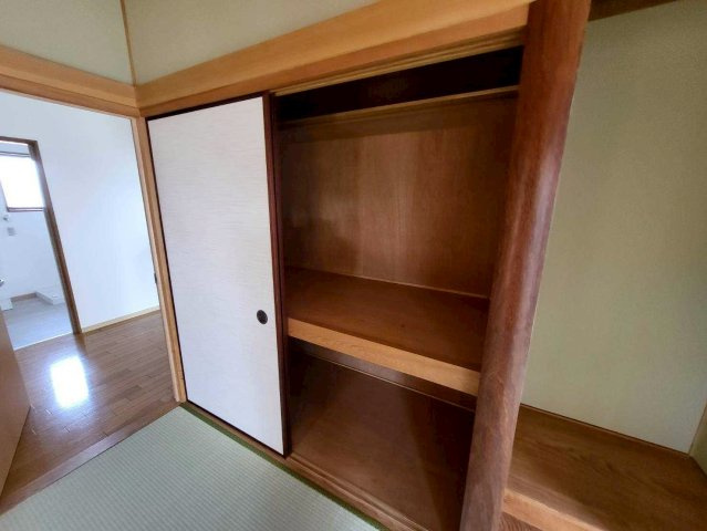 和室には奥行きのある押入収納を設置。布団や座布団、季節用品などの収納に便利で、日常生活の整理整頓に役立ちます。収納力があることでお部屋を広く使うことができ、来客用寝具の保管場所としても重宝します。