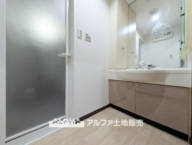 【Vanit】◆洗面台◆身支度がしやすい洗面台は、収納力にも配慮した設計。朝の準備から帰宅後まで、家族みんなが使いやすい空間です。