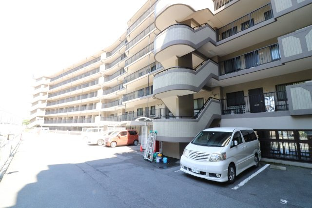 交通量の少ない道路に面していますので、ゆっくり時間をかけて駐車できる環境です。