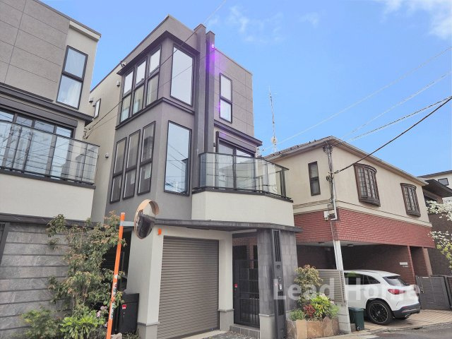 3階建てならではの優れた陽当たりと通風性を確保！室内まであたたかな光が届き気持ちよく暮らせます！