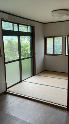 窓いっぱいに広がる鮮やかな緑。光と風が通り抜ける心地よい和室です