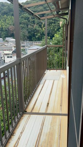 山並みを望むバルコニー