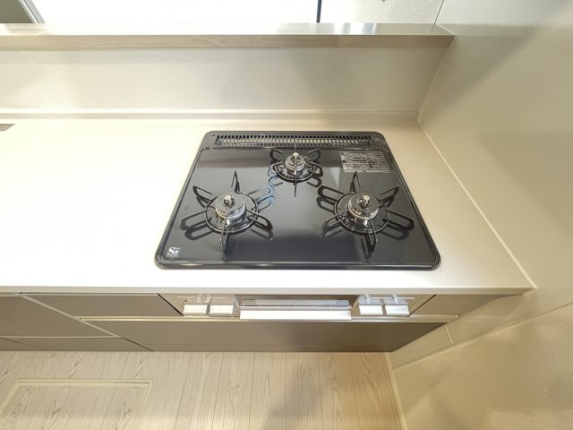 同時に複数の調理ができる3つ口コンロで、家事の時短を叶えます。毎日の料理がスピーディーに