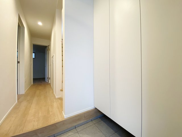 家の顔でもある玄関にはホールを設けゆとりある空間を演出しています(1号棟)