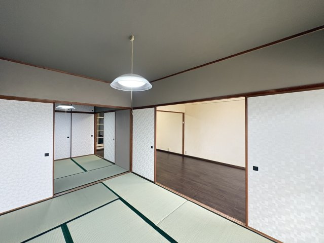 和室に備わった押し入れは、上下段に分かれた使いやすい仕様です。布団や季節物の衣類、来客用寝具などもすっきり収納できます。奥行きもしっかりあり、収納力◎居室空間を広く保てる便利な収納スペースです。