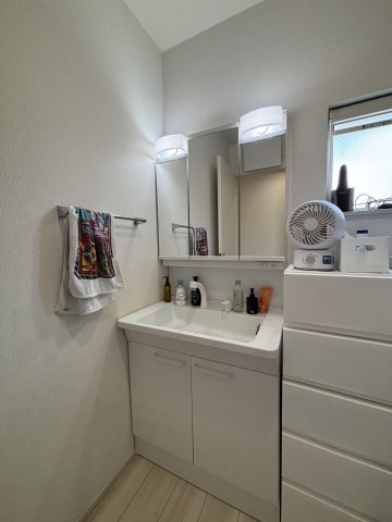 三面鏡の大きな鏡は憧れます(^^♪鏡の後ろは収納となっていて、細かいものでも収納できるのでスッキリと整理できます！       　