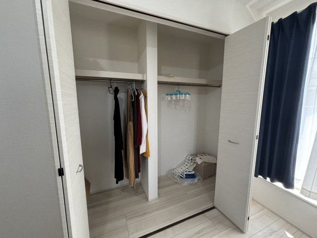 大容量のクローゼット！ハンガーパイプ付き。洋服をかけて収納すれば、「何を持っているか」忘れることもありません！