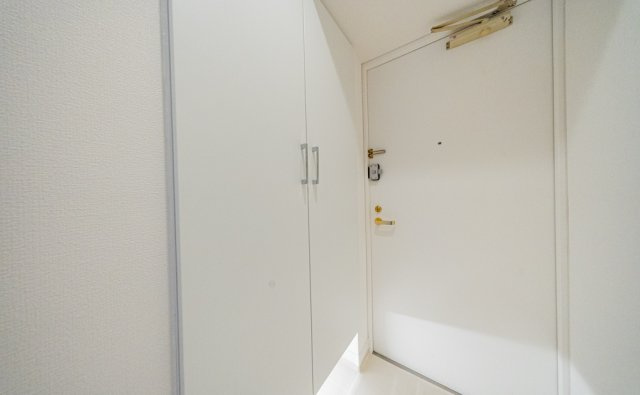 白を基調とした明るい玄関