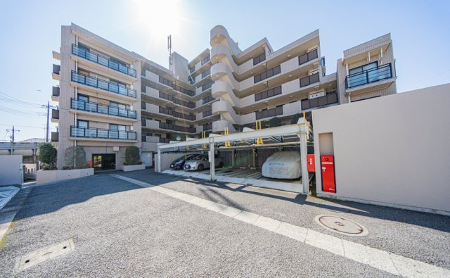 物件の外観です。敷地内に駐車場もあります。