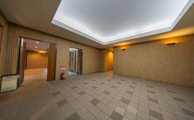 落ち着きある雰囲気のエントランスホールです