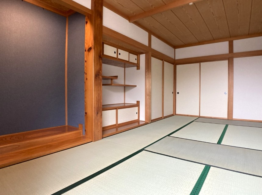 約9帖の和室。床の間もあり広々としています。